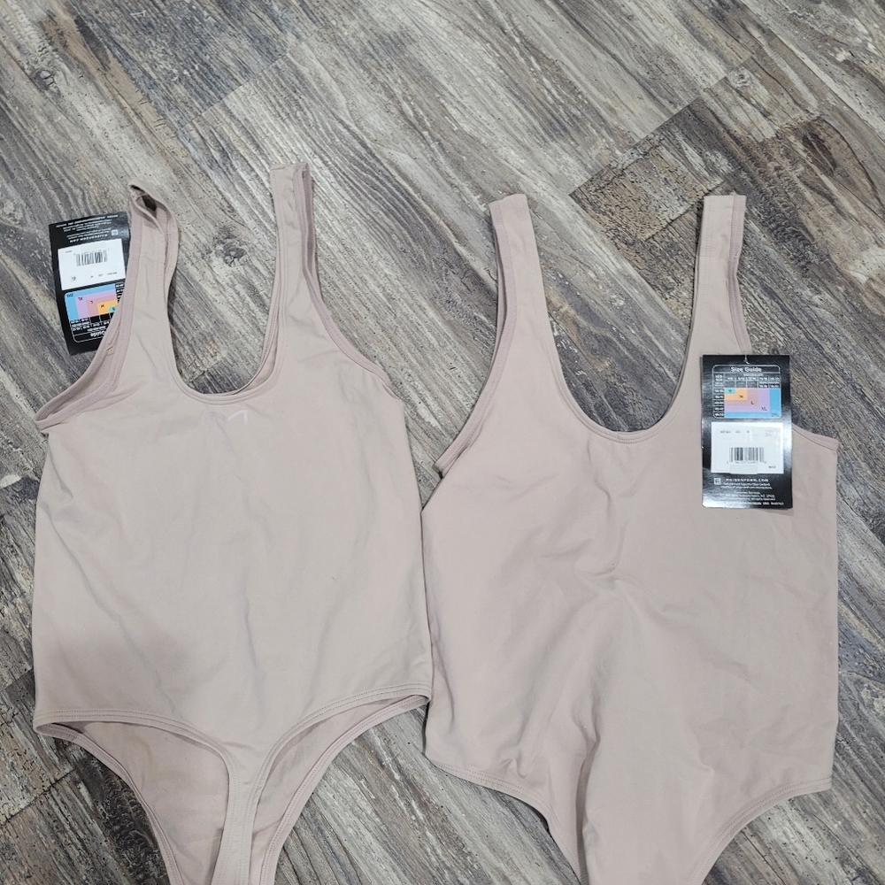 2 NWT Maidenform Women’s Smoothing Seamless  Bodysuit tan Neutral Size M